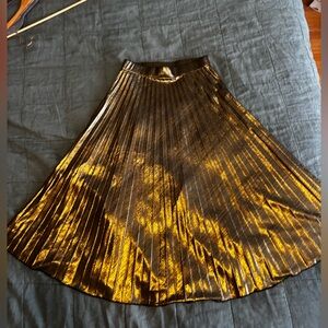 Romeo + Juliet • Metallic Gold Pleated Midi Skirt • M